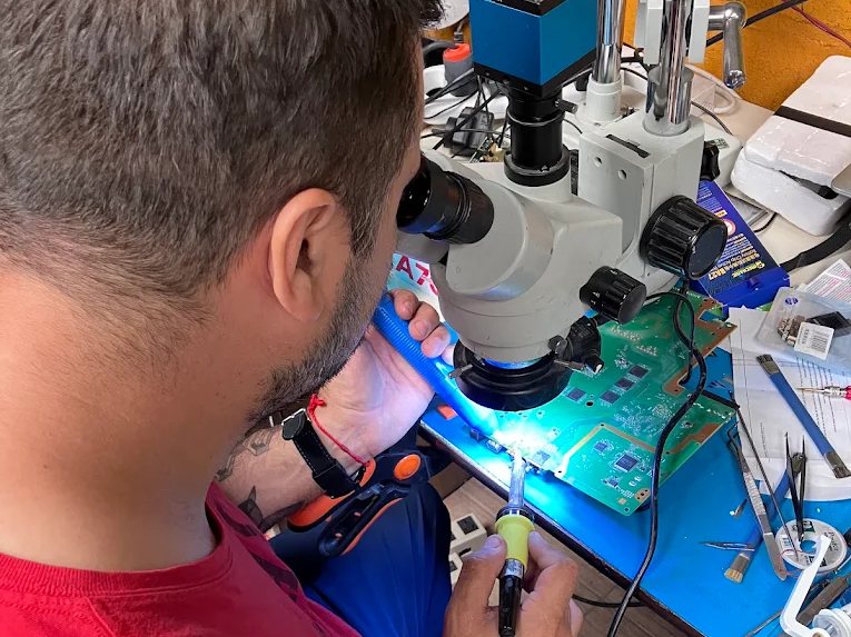 Sergio en el taller con microscopio de electrónica